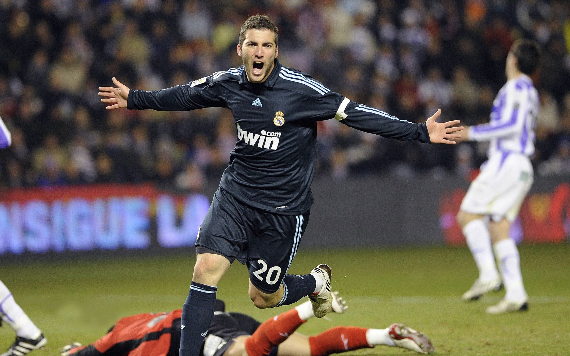 开云体育中国-爱德华兹用巨星法则撕碎湖人，当狼性吞噬紫金王朝的黄昏